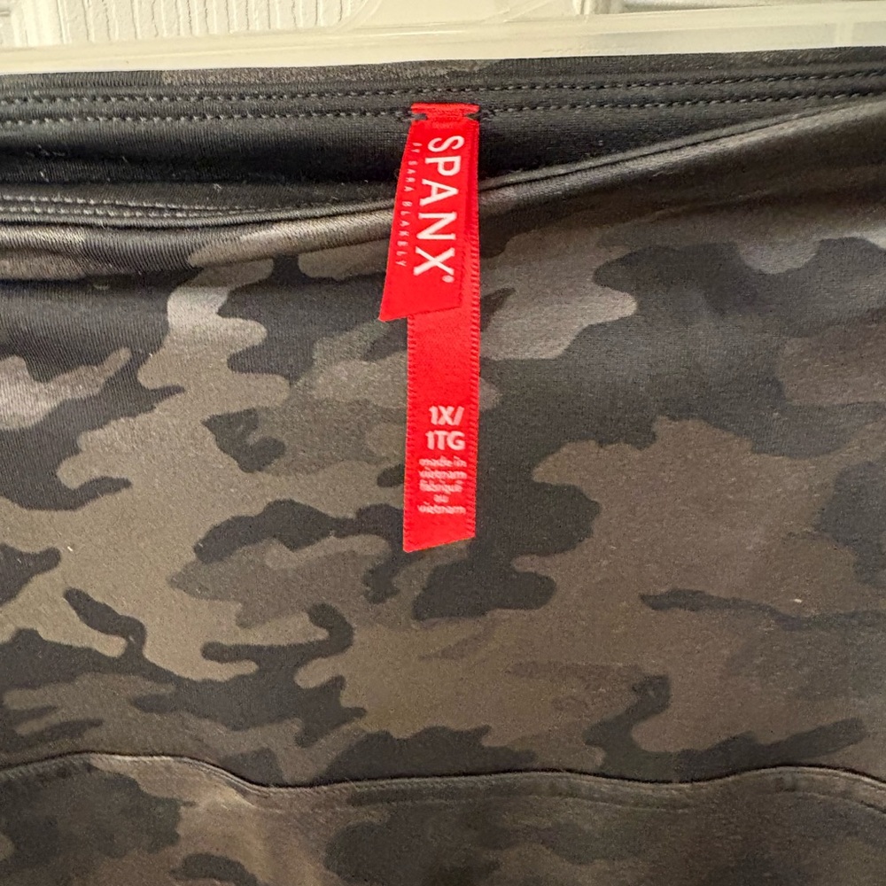 SPANX Dark Camouflage Leggings - Picture 3 of 3